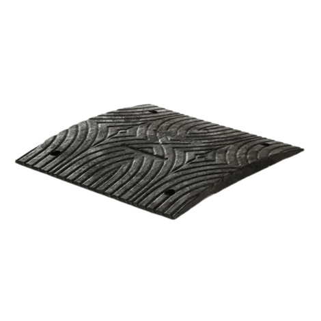 Zwarte rubberen verkeersdrempel van 3 cm hoog met antislip textuur en bevestigingspunten.