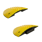 Gele rubberen verkeersdrempel eindstukken, 5 cm hoog, met antislip ribbels en bevestigingsgaten.