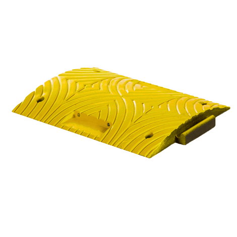 Gele verkeersdrempel van rubber, 5 cm hoog, met antislip-patroon en bevestigingsgaten.