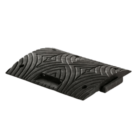 Zwarte rubberen verkeersdrempel van 5 cm hoog met antislip patroon en bevestigingsgaten.