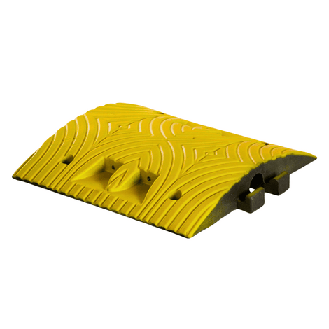 Gele rubberen verkeersdrempel, 7 cm hoog, met antislip-textuur en kabelgoten.