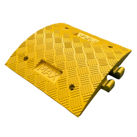 Gele verkeersdrempel van rubber, 5 cm hoog, met antislip-patroon en bevestigingsgaten.