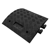 Zwarte rubberen verkeersdrempel van 5 cm hoog met antislip patroon en bevestigingsgaten.
