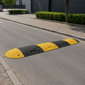 Geel met zwarte verkeersdrempel 7 cm hoogte in een straat