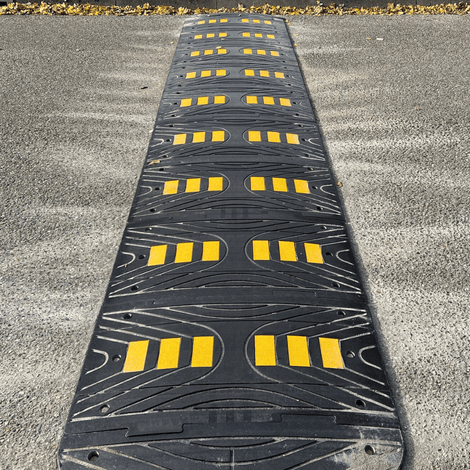 Zwarte verkeersdrempel van 5 cm met gele reflecterende markeringen, geschikt voor vrachtwagens.