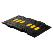 Zwarte rubberen verkeersdrempel met gele reflecterende strepen, 5 cm hoog, voor vrachtwagens.
