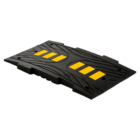 Zwarte rubberen verkeersdrempel met gele reflecterende strepen, 5 cm hoog, voor vrachtwagens.