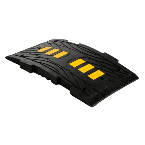 Zwarte rubberen verkeersdrempel met gele reflecterende strepen, 7 cm hoog, voor vrachtwagens.