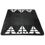 Zwart verkeerskussen van 200x180x6,5 cm met antislip textuur en driehoekige uitsparingen.