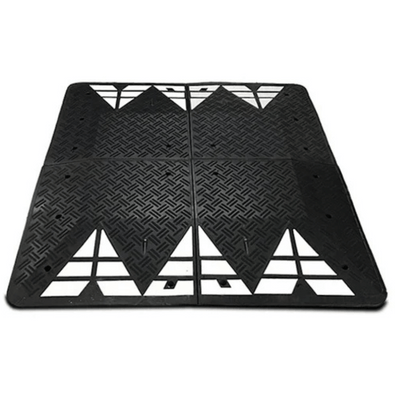 Zwart verkeerskussen van 200x180x6,5 cm met antislip textuur en driehoekige uitsparingen.
