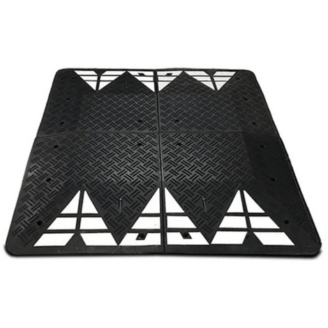 Zwart verkeerskussen van 200x180x6,5 cm met antislip textuur en driehoekige uitsparingen.