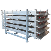 Zilverkleurige transportpallet voor loopbruggen, 120/130 cm breed, met zes gestapelde metalen platen en spanband.