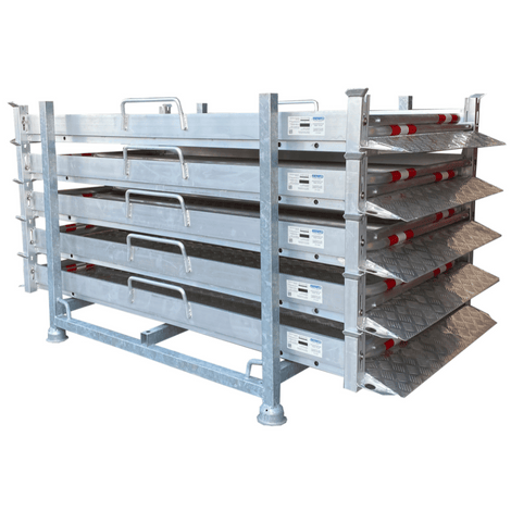Zilverkleurige transportpallet voor loopbruggen, 120/130 cm breed, met zes gestapelde metalen platen en spanband.