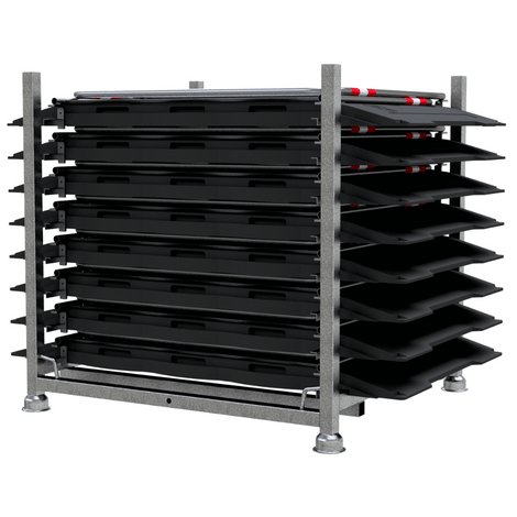 Grijze transportpallet voor loopbruggen, 100 cm breed, met zwarte stapelbare elementen en spanband.