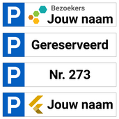 Vier witte, rechthoekige parkeerborden met blauw 'P' symbool en zwarte tekst, inclusief opties voor bedrijfslogo en nummering.