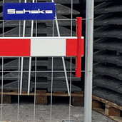 Wit-rode waarschuwingsbalk voor bouwhekken met rode bevestigingssteunen.
