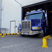 Geel-zwarte wieldwinger Ø152 mm op voetplaat, recht, voor een vrachtwagen.