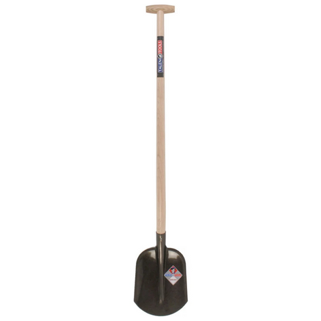 Graafschep van gehard staal met zwart blad, houten steel en T-greep.