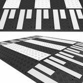 Zwart rubber verkeersplateau met witte zebra strepen en aluminium traanplaat secties, 400x350x10 cm.