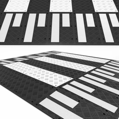 Zwart rubber verkeersplateau met witte zebra strepen en aluminium traanplaat secties, 400x350x10 cm.