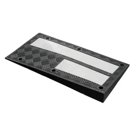Zwart rubber verkeersplateau met twee zilverkleurige reflecterende stroken en antislip textuur, 400x350x10 cm.