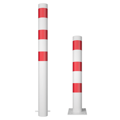 Twee wit-rode parkeerpalen, Ø102 mm. Eén voor betonverankering, één met voetplaat.