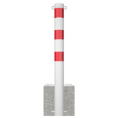 Witte parkeerpaal met rode strepen, Ø102 mm, verankerd in een grijze betonvoet, met twee kettingogen.