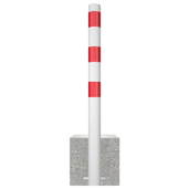 Wit-rode parkeerpaal met reflecterende strepen, stevig verankerd in een grijze betonvoet.