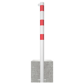 Witte parkeerpaal met rode strepen, Ø76 mm, 1 kettingoog, verankerd in een grijze betonvoet.