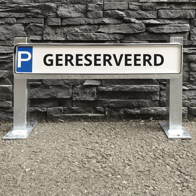 Verzinkt stalen houder met "GERESERVEERD" bord, ideaal voor parkeerplaatsen.