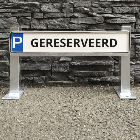 Verzinkt stalen houder met "GERESERVEERD" bord, ideaal voor parkeerplaatsen.